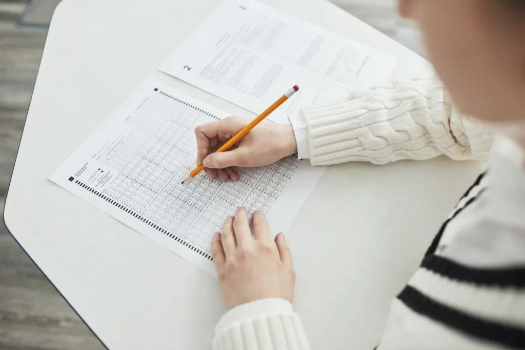 Con esta imagen de una persona realizando un examen queremos introducir nuestro post acerca de cómo abordar el examen de una oposición.