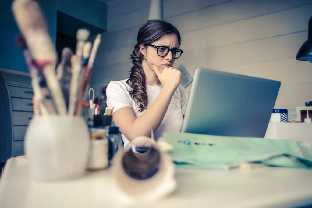 Imagen de una chica con la que queremos introducir nuestro post en el que hablamos de cuáles son los estudios necesarios para opositar.