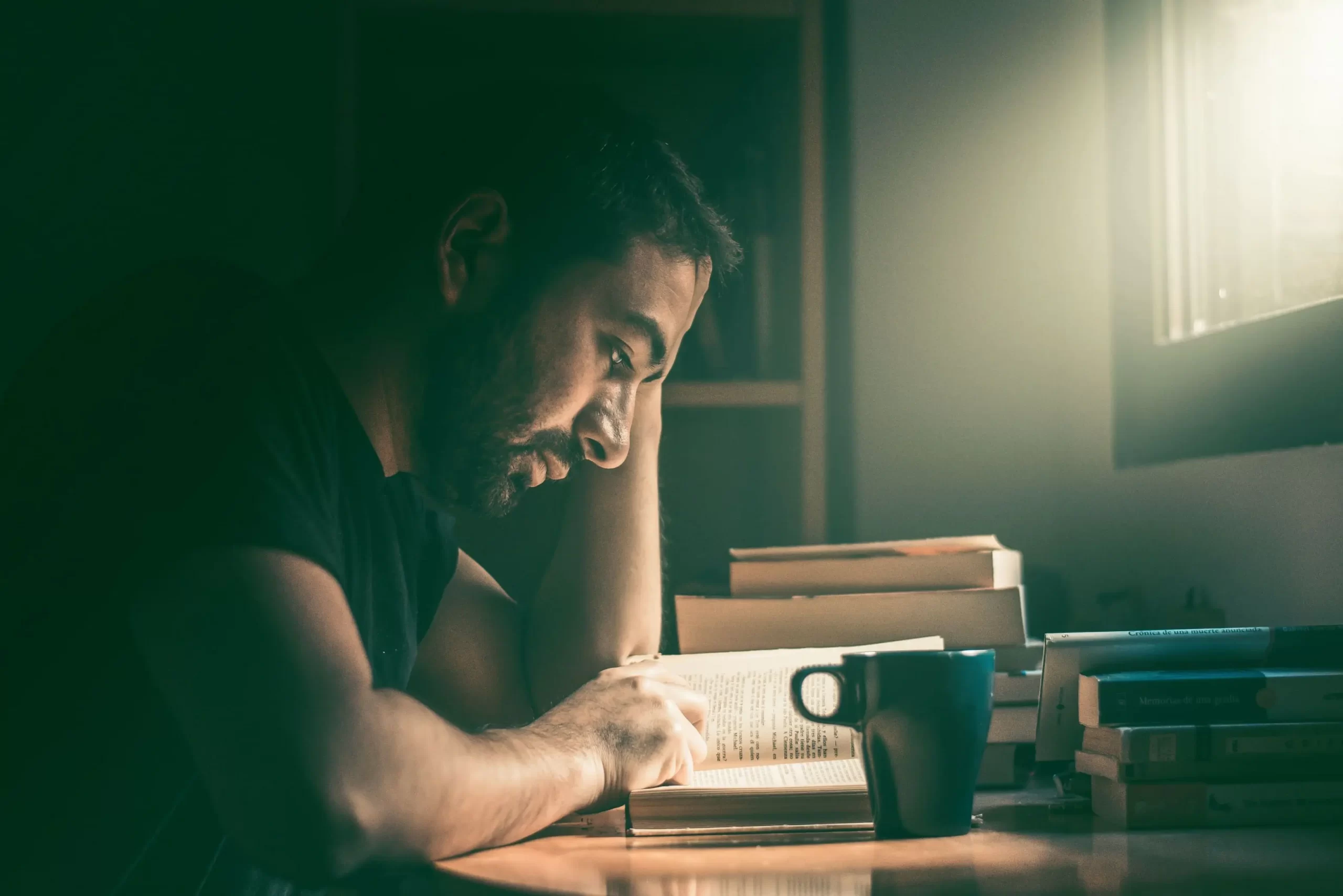 Foto de un hombre estudiando, con la que queremos introducir nuestro post sobre cómo mejora la concentración durante el estudio de las oposiciones.